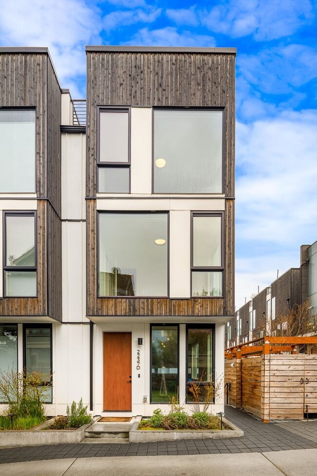 Building Photo - Eastlake 3 Bedroom Townhouse with Rooftop Deck/Views