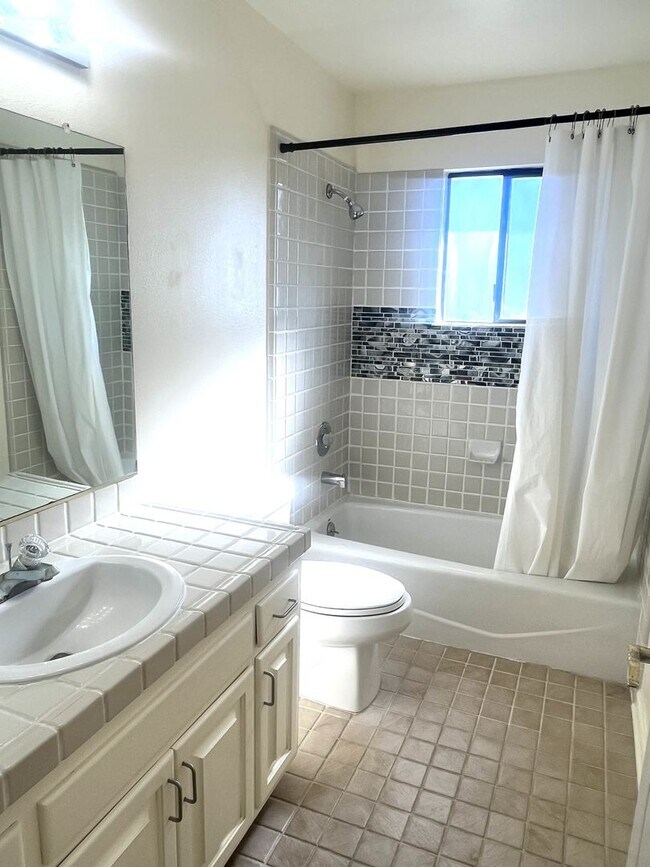 Building Photo - Charming 2-story home in Pismo Beach