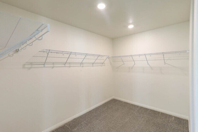Building Photo - INSPIRADA BEAUTY WITH BED AND FULL BATH ON 1ST FLOOR