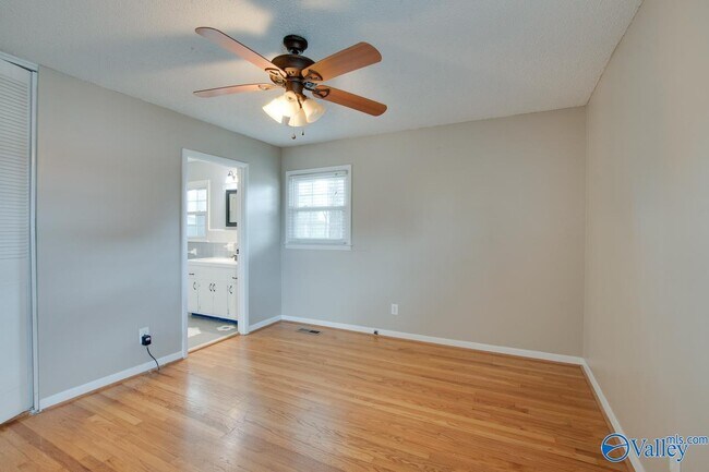 Building Photo - 2107 Edinburgh Dr SW