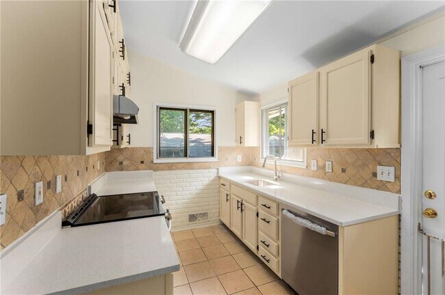Building Photo - 2132 Fairway Cir NE