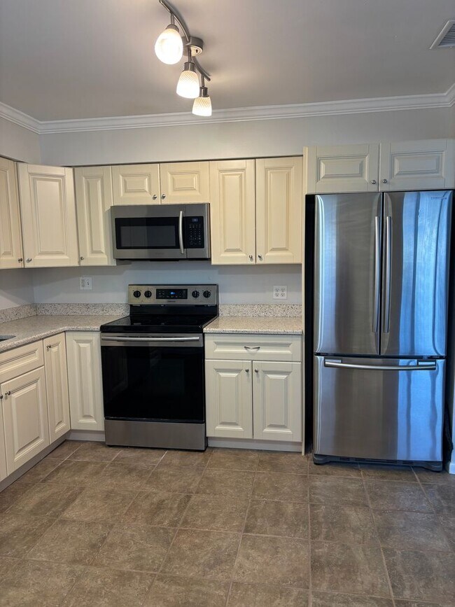 Building Photo - For Rent in Southgate