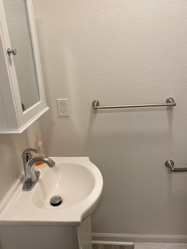 Building Photo - Beautiful Home w/ Pool