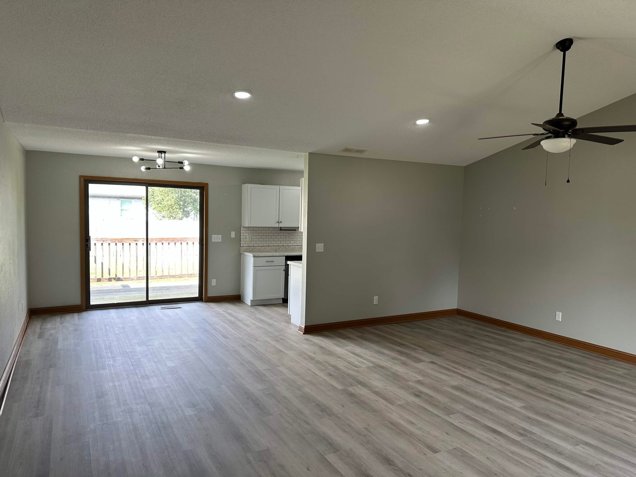 Building Photo - 8888 Arcadia Dr