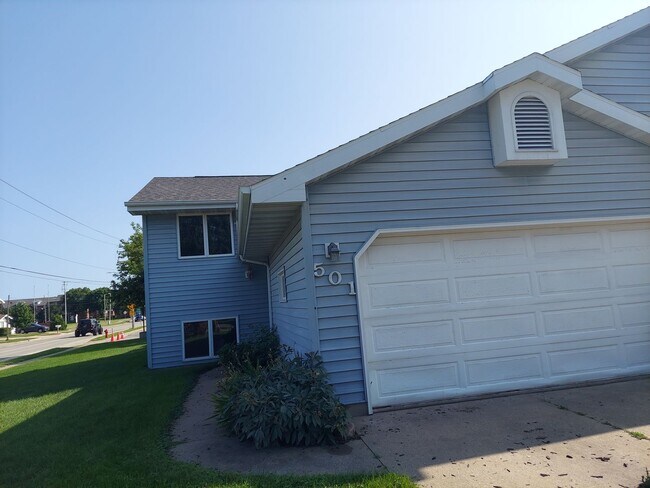 Building Photo - 501-503 Stonegate Drive