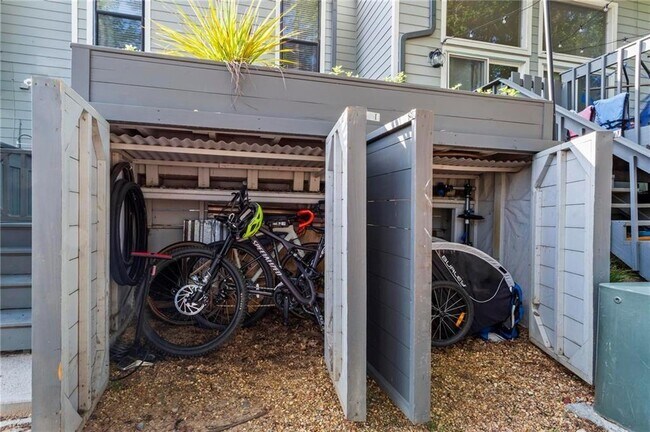 Building Photo - 1028 Riverbend Club Dr SE