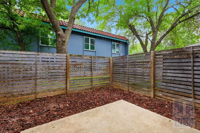 Building Photo - 3820 Southway Dr
