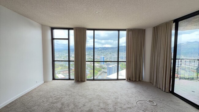 Building Photo - $2000 1BR/1BA, 1 Covered PKG, in the heart of Honolulu.
