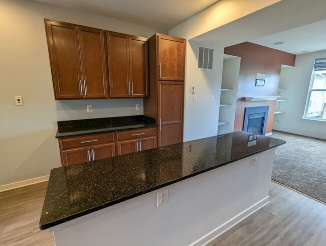 Building Photo - Modern 4 level townhouse available for imm...