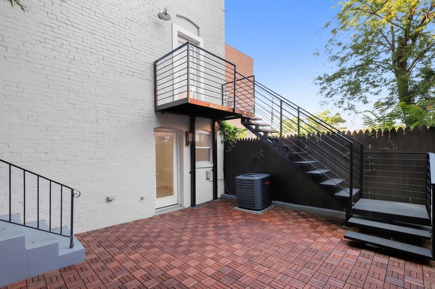 Building Photo - Federal-style Trinidad home near Union Mar...