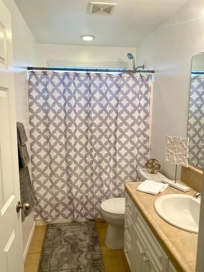 Building Photo - Classy Single Family Home Conviently located - Easy drive to Pendelton or Miramar - Nice family n...