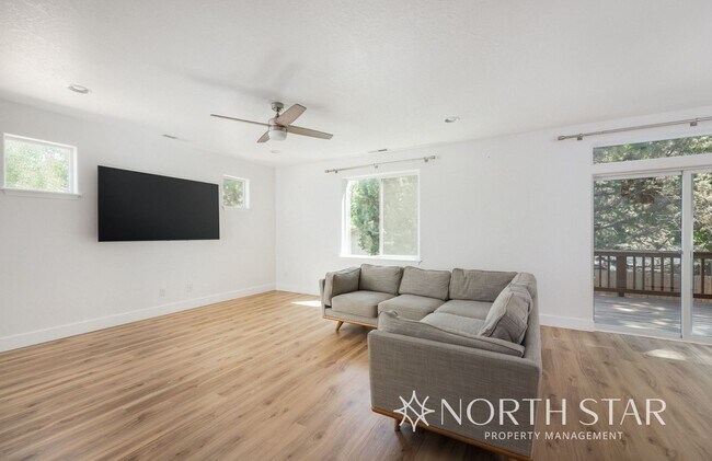 Building Photo - Recently Renovated 3 Bed, 2.5 Bath w/ Offi...