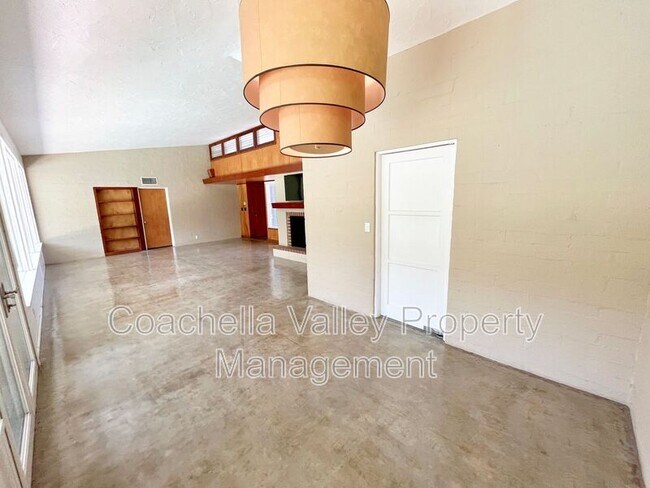 Building Photo - 1680 E Mesquite Ave