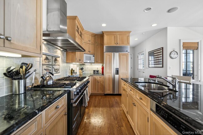 Building Photo - 336 Centre Island Rd