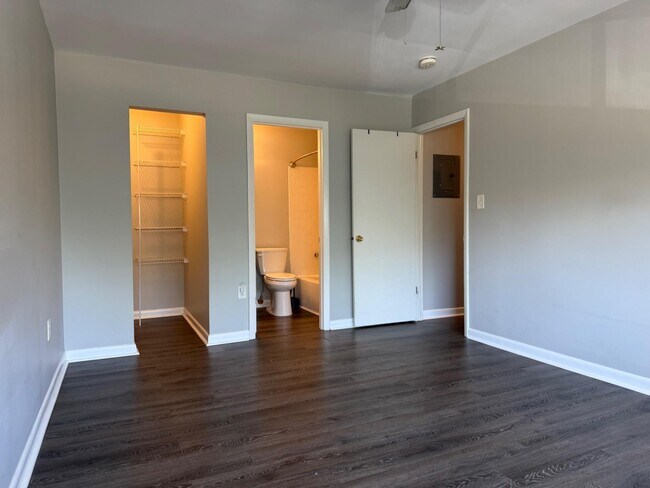 Building Photo - 140 Royal Oak Dr