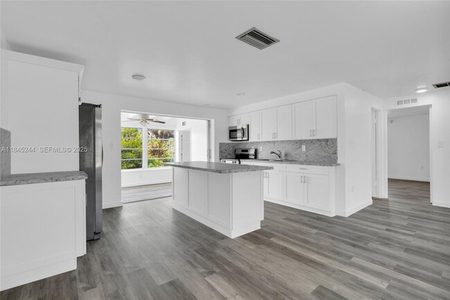 Building Photo - 644 Bonita Ct