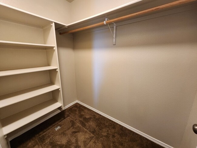 Building Photo - Nice newer 3 bedroom
