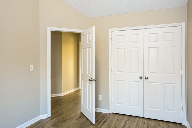 Building Photo - 7033 Tanners Creek Dr