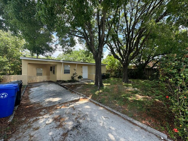 Building Photo - Nice 2-1 house with a carport and backyard