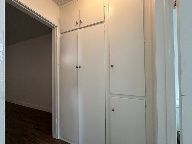 Building Photo - 21 Thornton Ave