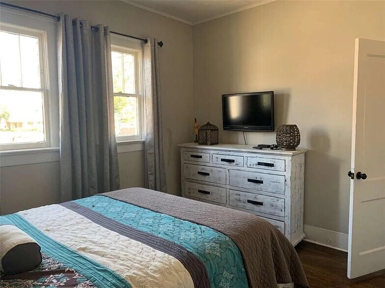 Building Photo - Room in Duplex on Jackson St