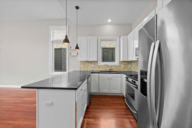 Building Photo - 919 N Hermitage Ave