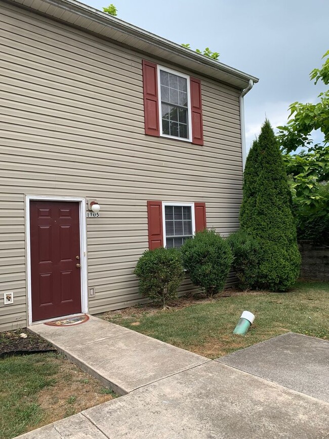 Building Photo - 2 Bedroom 2.5 Bath Townhouse