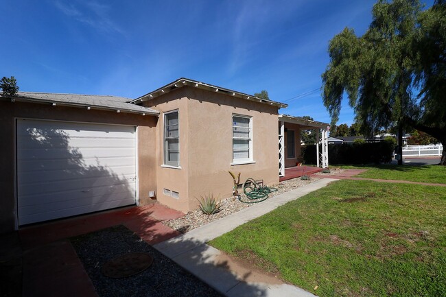 Building Photo - 2/1 house in Bay Park! Vinyl flooring, upd...