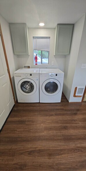 Building Photo - 20 NE Saber Dr