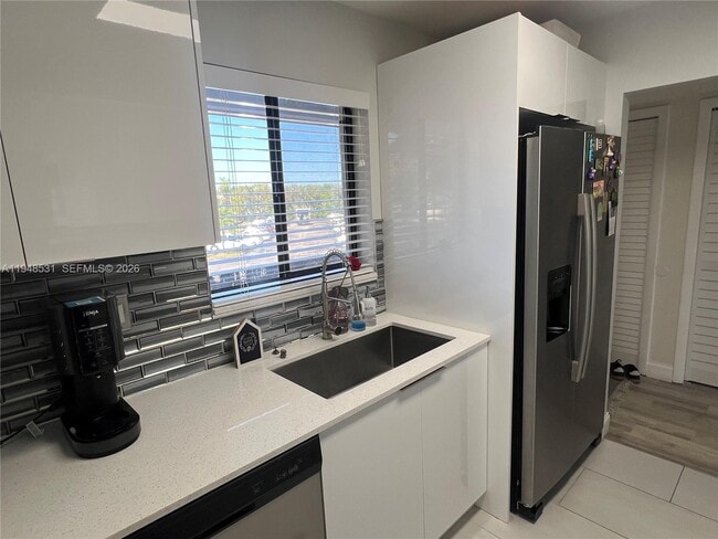 Building Photo - 151 Lakeview Dr