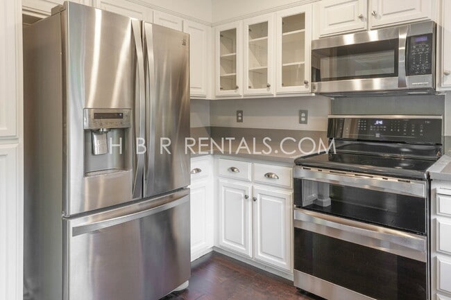 Building Photo - Bright Craftsman-Style 4 Bedroom Home in Q...