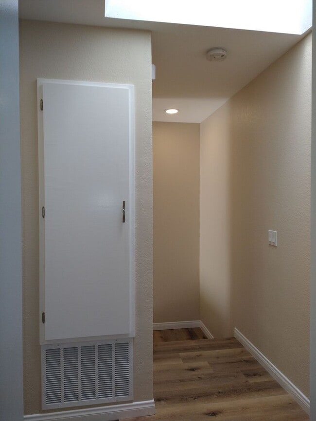 Building Photo - ALL UTILITIES INCLUDED! 3 Bed / 1 Bath Remodeled Condo/Duplex at Tanglewood