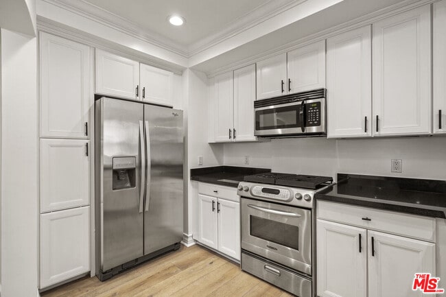 Building Photo - 122 N Clark Dr