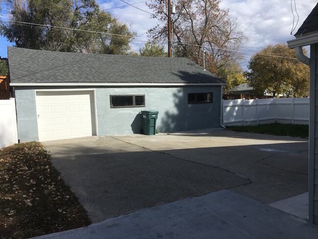 Building Photo - 4 bedroom, 2 bath Home