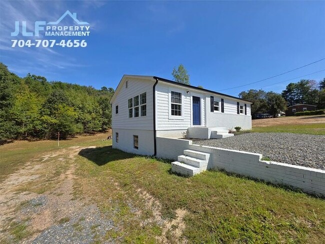 Building Photo - Fully Renovated 3 Bed/1 Bath Cottage in Wo...