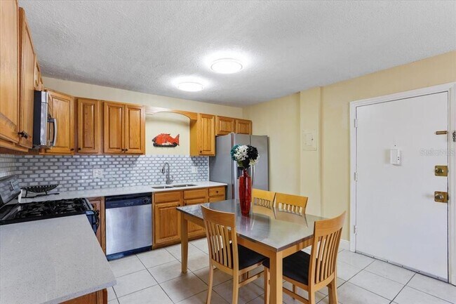 Building Photo - 1700 SW 16th Ct