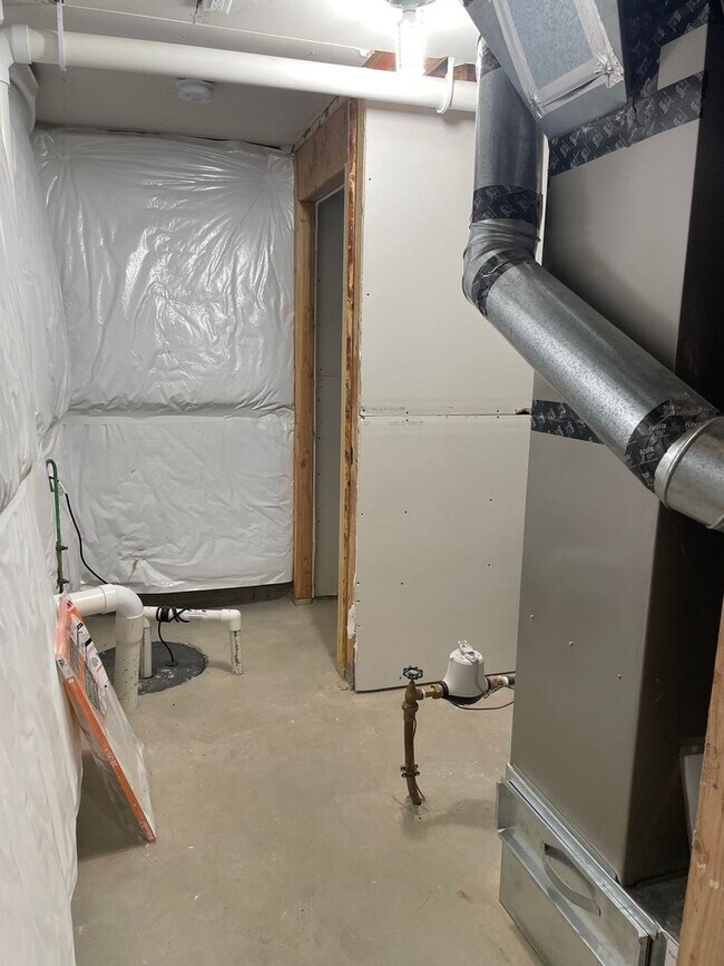 Building Photo - Beautiful! 3 bedroom 3 bathroom Single-Family Home in Urbandale, IA