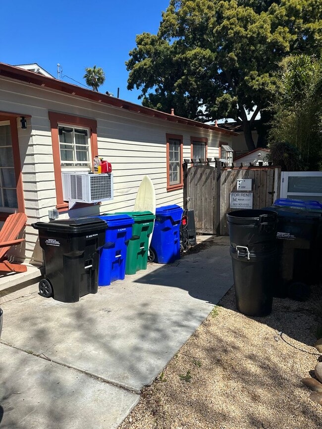 Building Photo - Charming 3 Bedroom 2 bathroom back house in the heart of San Diego's most desirable neighborhoods!