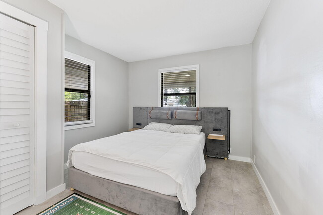 Building Photo - 1292 SW 25th Ave