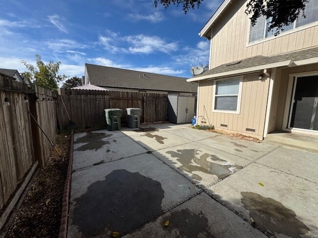 Building Photo - 3 Bedroom Townhouse Available Soon!