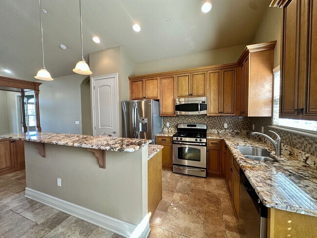 Building Photo - Spacious Haile Plantation Apartment – 3BR/...