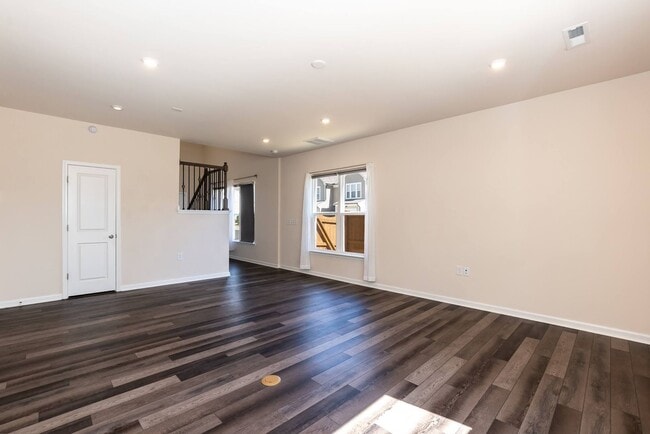 Building Photo - Gorgeous End Unit Townhome!