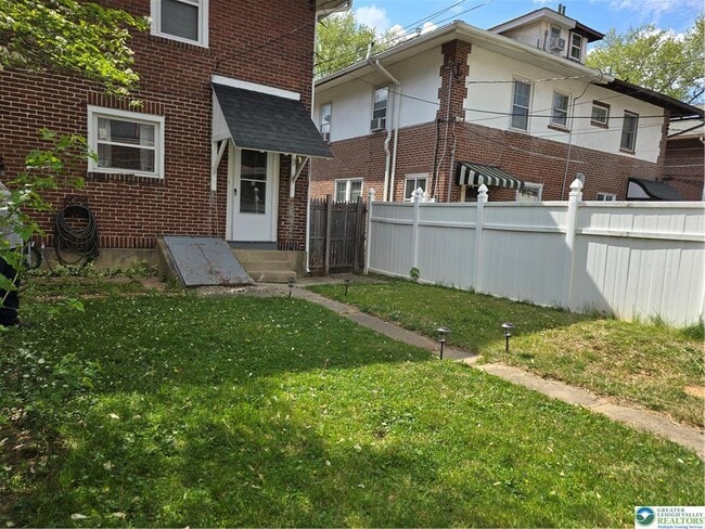 Building Photo - 937 S Poplar St