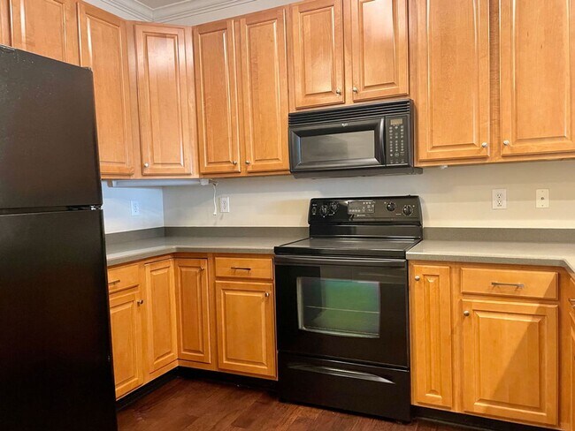 Building Photo - Available May 11th. GROUND FLOOR 3BR/2 BA Condo in Riverland Woods!