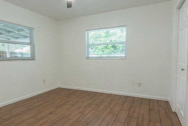 Building Photo - 106 N Kentucky Ave