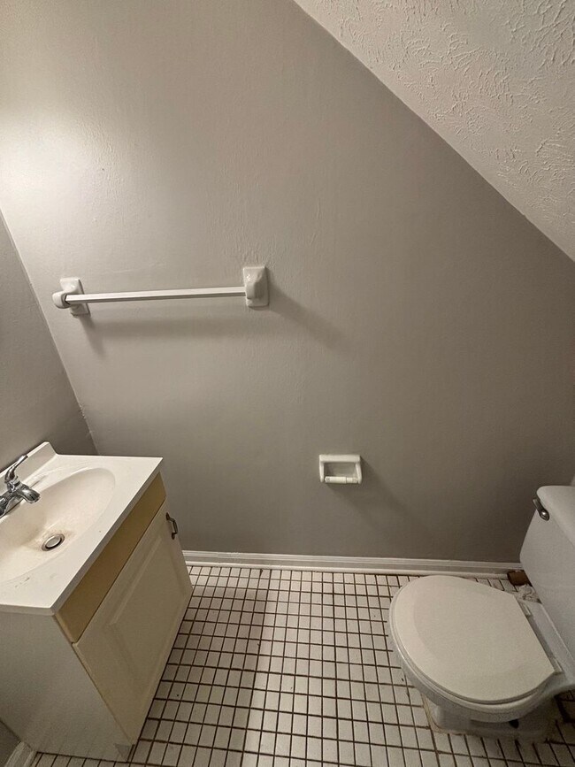 Building Photo - Beautiful 3 Bedroom Townhouse!