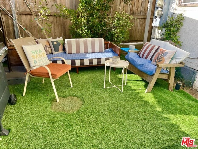 Building Photo - 1205 N Orange Grove Ave