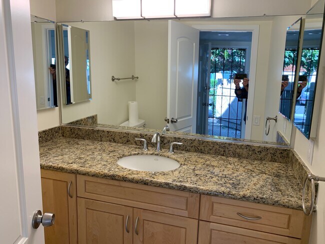 Building Photo - 16765 Barefoot Cir