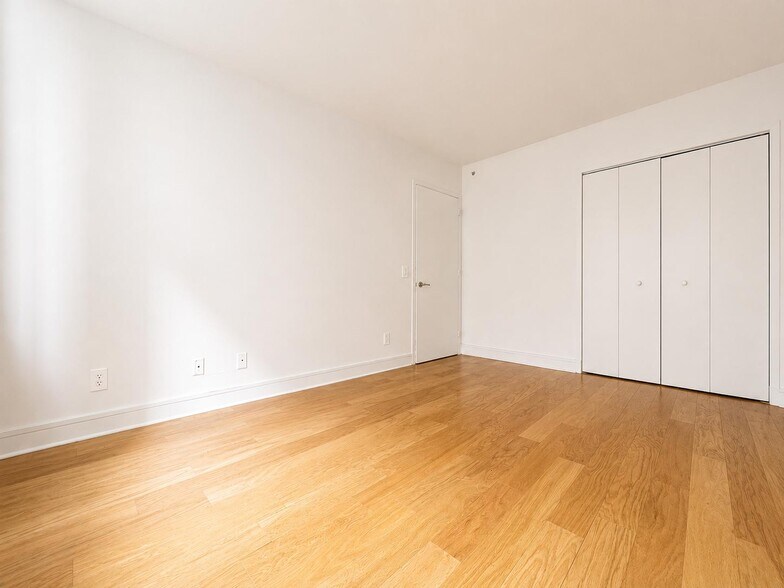 Building Photo - 323 W 96th St
