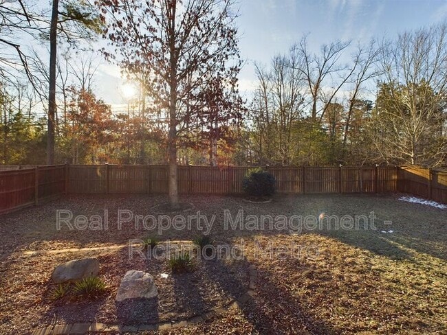Building Photo - 6431 Kings Crest Ct